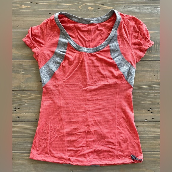 Lululemon workout shirt. Great condition. Size 6. - Picture 1 of 3